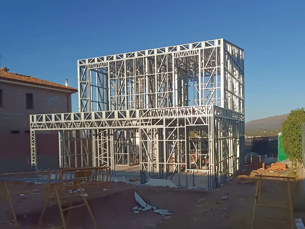 Montaje de la estructura de acero galvanizado de una casa de steel frame